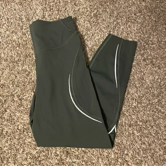 Lululemon Base Pace High-Rise Reflective Tights in Smoked Spruce - Picture 4 of 7